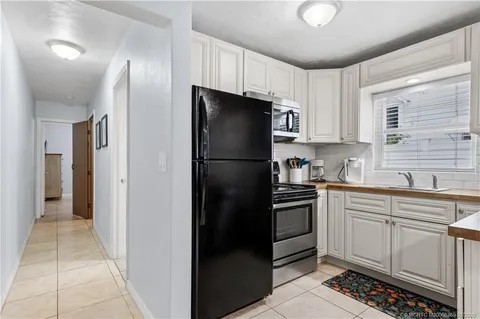 657 Sw Cleveland Ave #C - Photo 3 of 9
