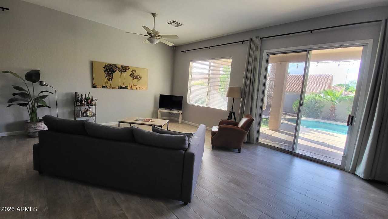 453 W Larona Ln - Photo 3 of 20