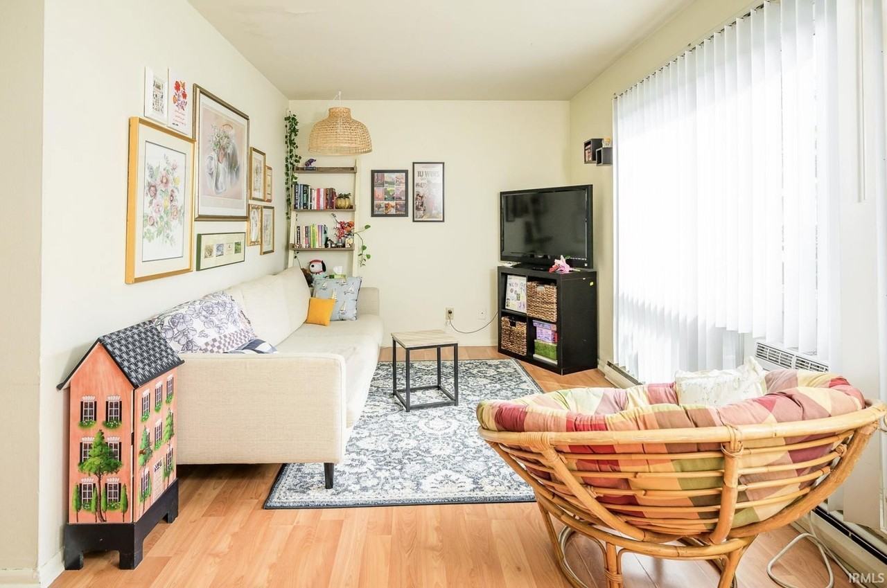 411 E 8th St #7 - Photo 4 of 11