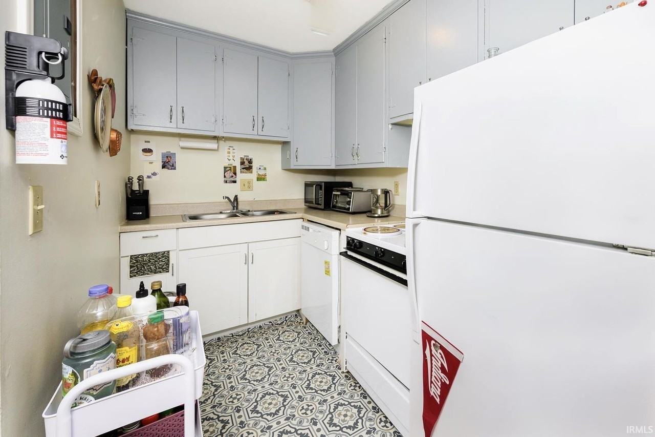 411 E 8th St #7 - Photo 6 of 11