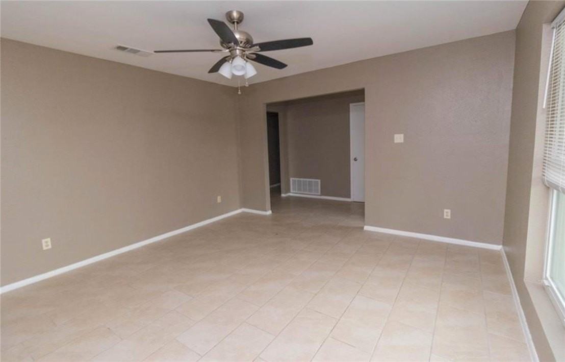 4637 Newbury Ln - Photo 3 of 11