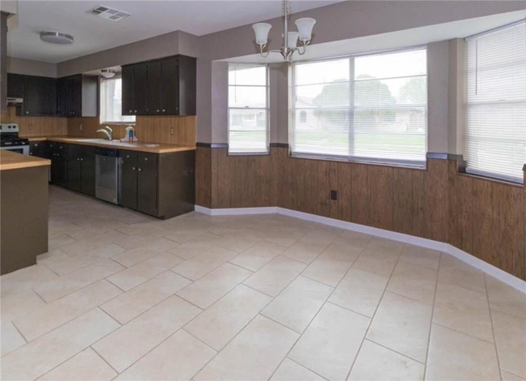 4637 Newbury Ln - Photo 6 of 11