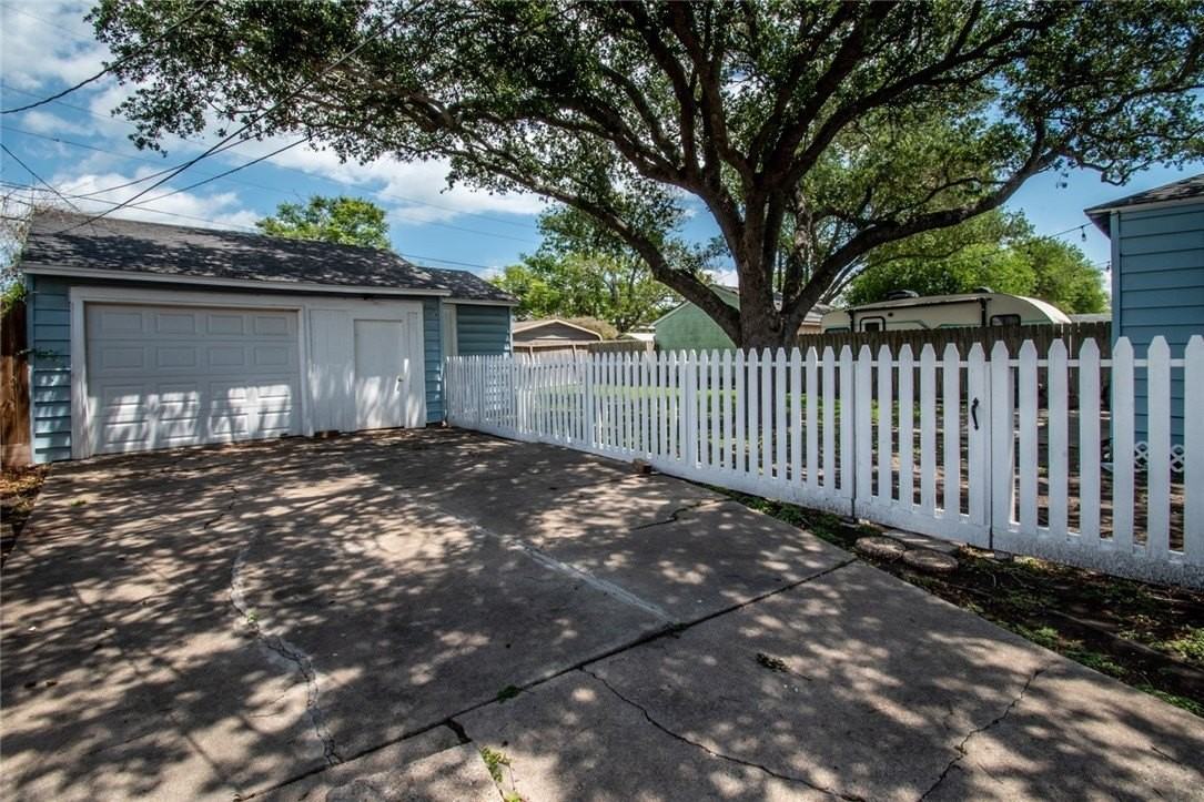 3038 Austin St - Photo 3 of 32