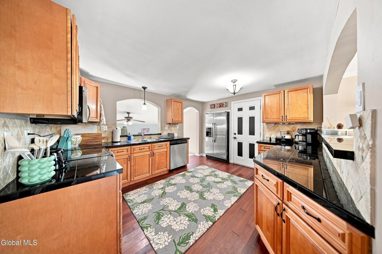 86 Jefferson St - Photo 7 of 32