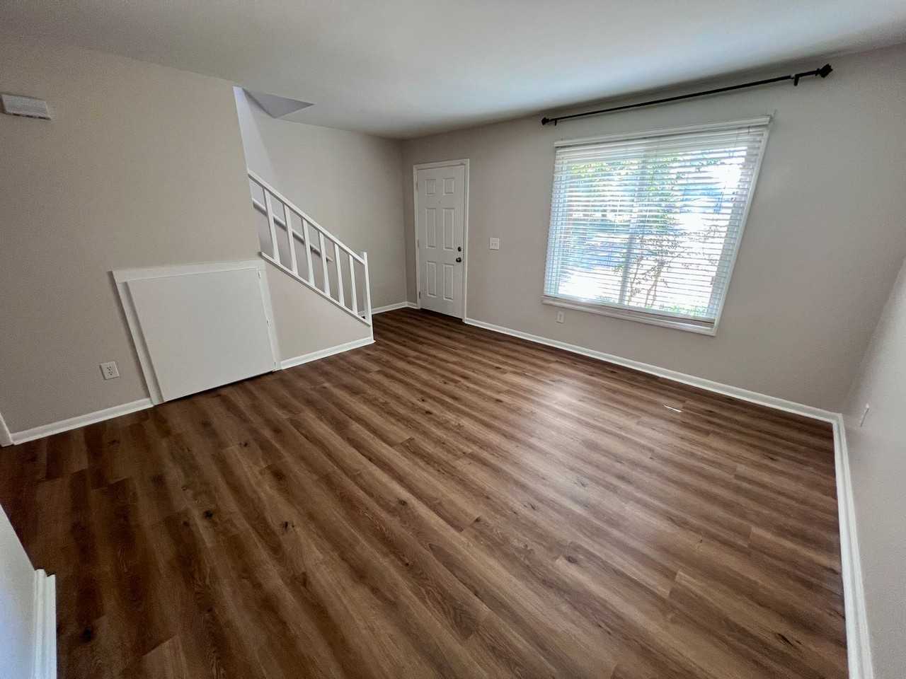 605 Picadilly Sq - Photo 4 of 21