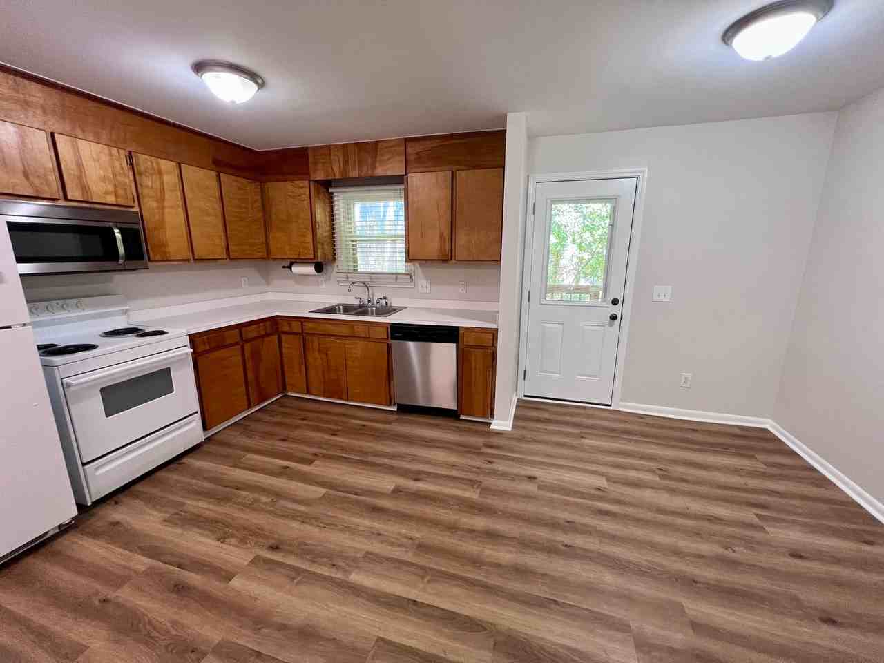 605 Picadilly Sq - Photo 7 of 21