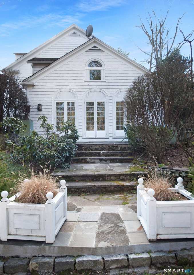 1709 Newfield Ave - Photo 4 of 40