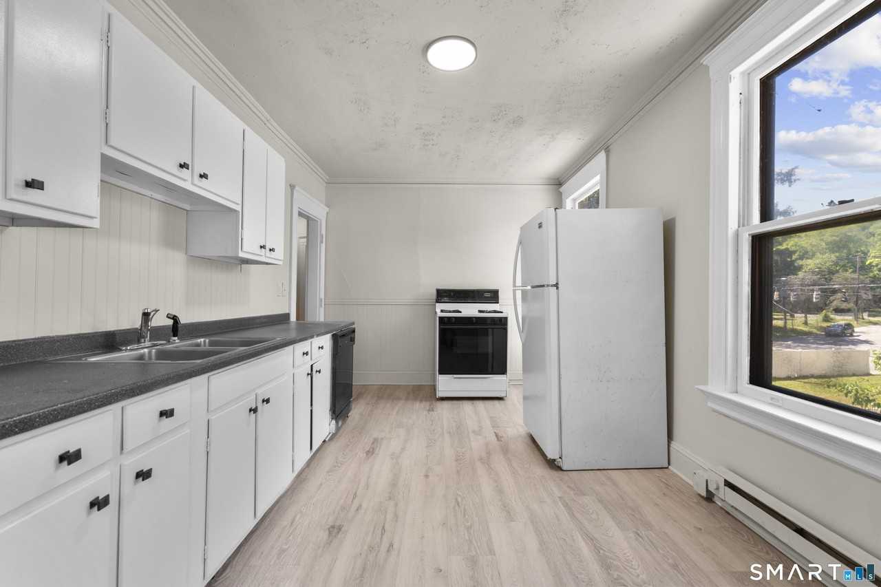 908 Main St #2 - Photo 3 of 18