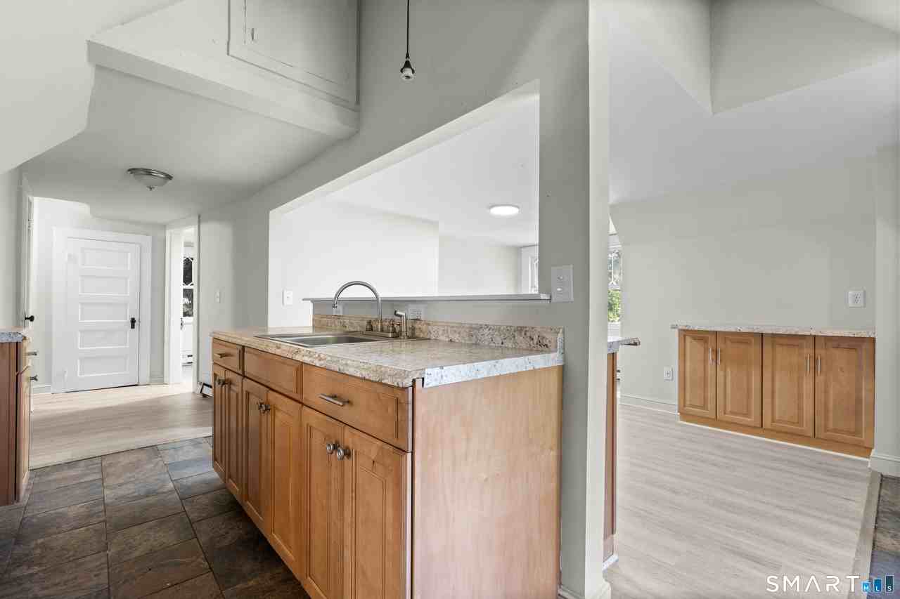 908 Main St - Photo 2 of 12