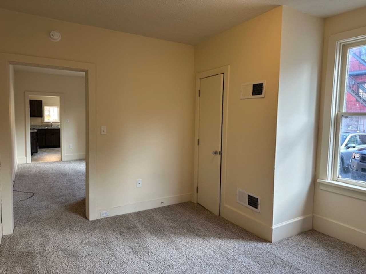 252 Liberty St - Photo 4 of 17