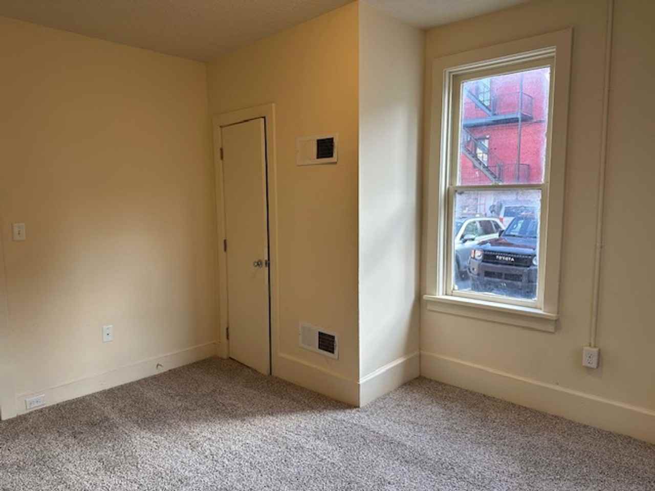 252 Liberty St - Photo 5 of 17