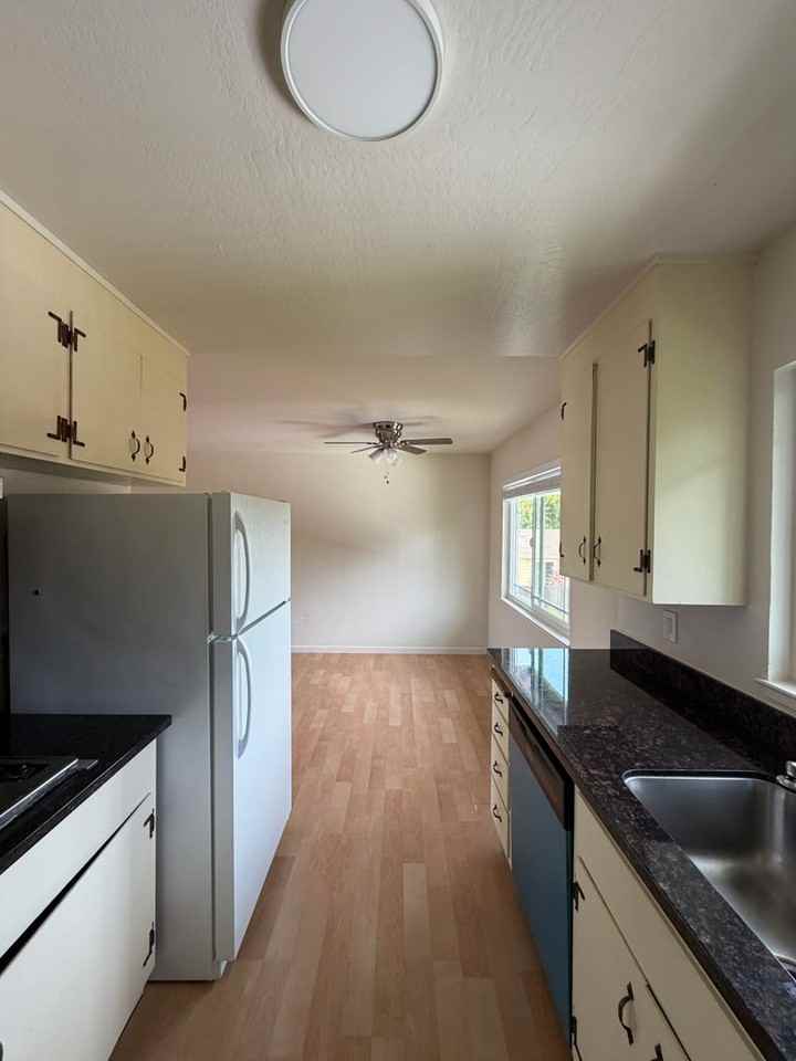 720 Madison Ave #17 - Photo 3 of 15