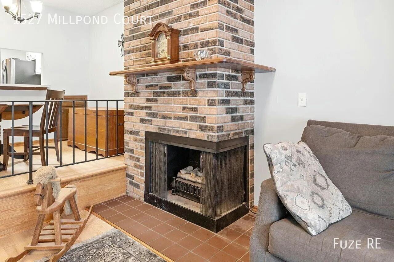 1527 Millpond Ct - Photo 3 of 13