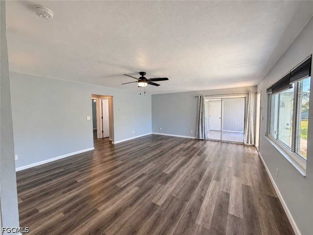 3032 Se Santa Barbara Pl #3 - Photo 4 of 14
