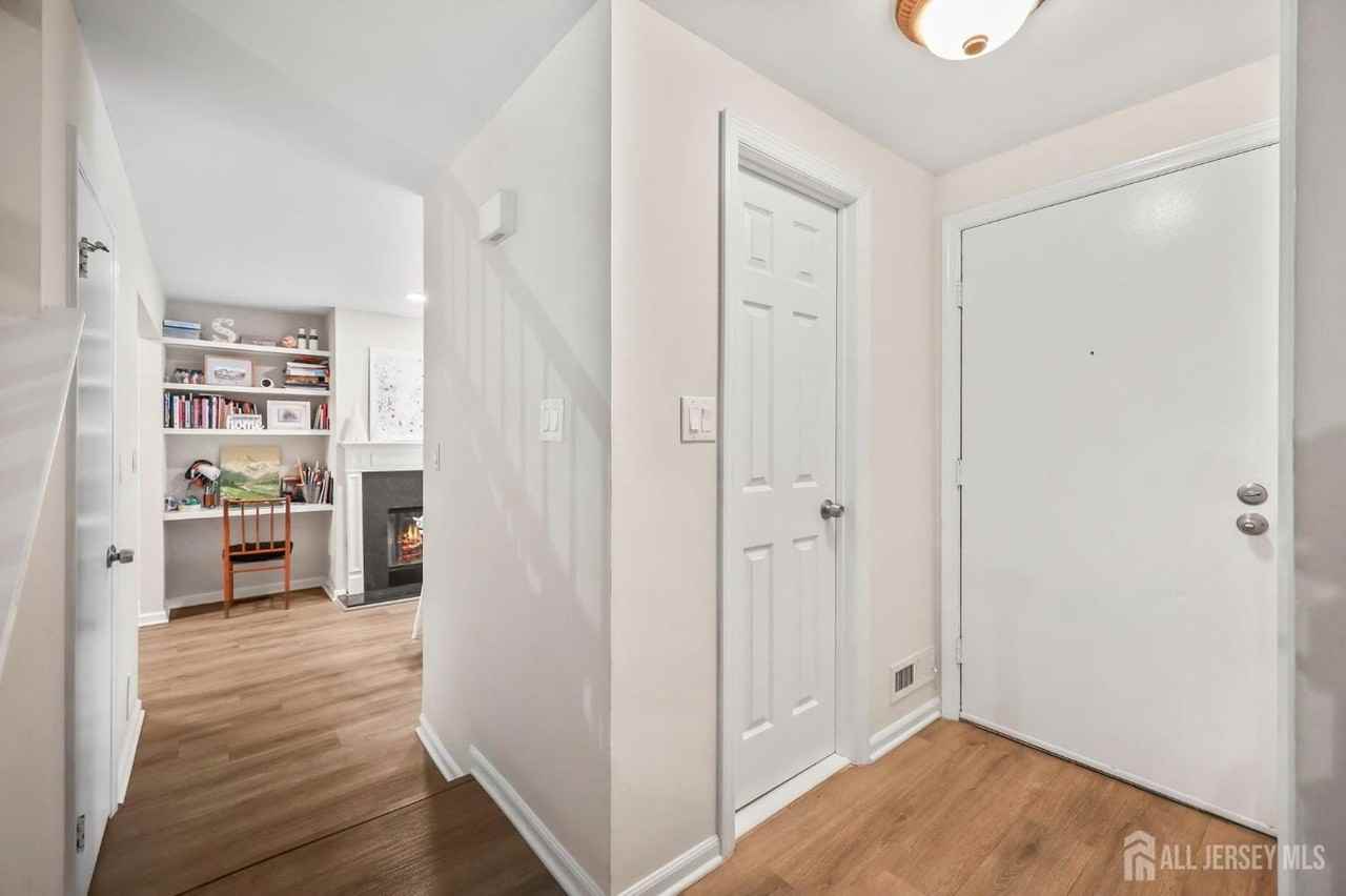 81 Thoreau Dr - Photo 3 of 31