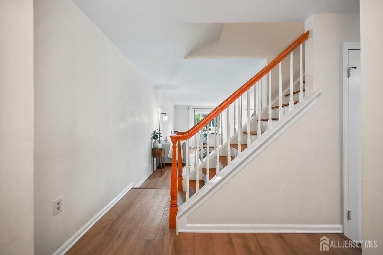 81 Thoreau Dr - Photo 5 of 31