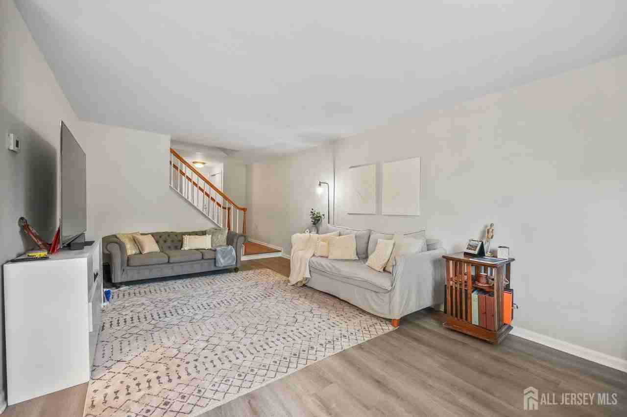 81 Thoreau Dr - Photo 7 of 31