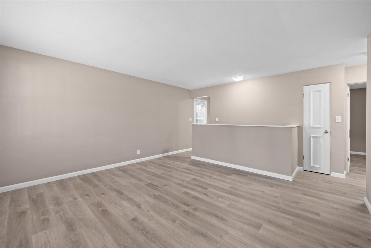 19 Manor Dr #1 - Photo 4 of 8