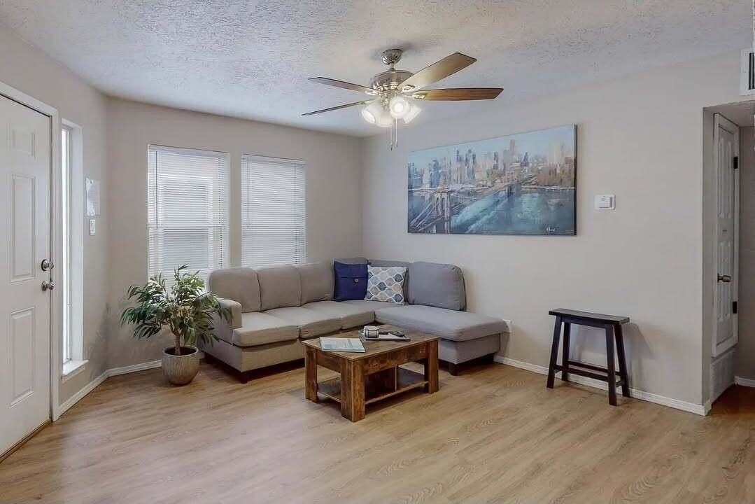 1406 Pennsylvania St Ne #4 - Photo 3 of 16