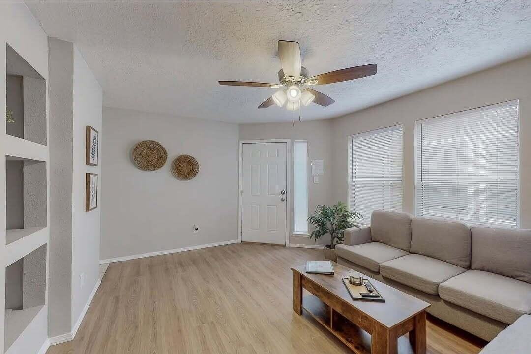 1406 Pennsylvania St Ne #4 - Photo 4 of 16