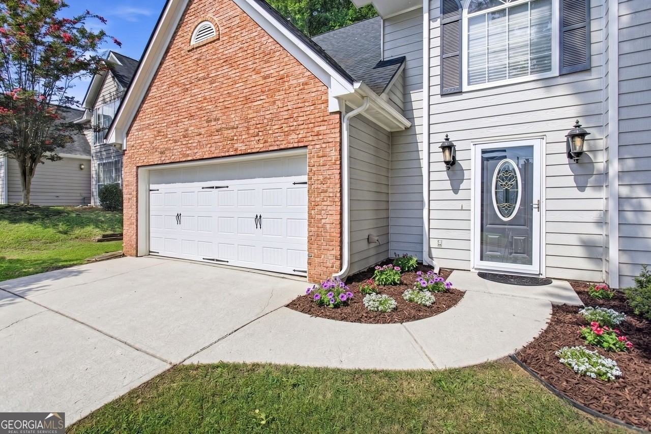 640 Suwanee Lakes Cir - Photo 2 of 27