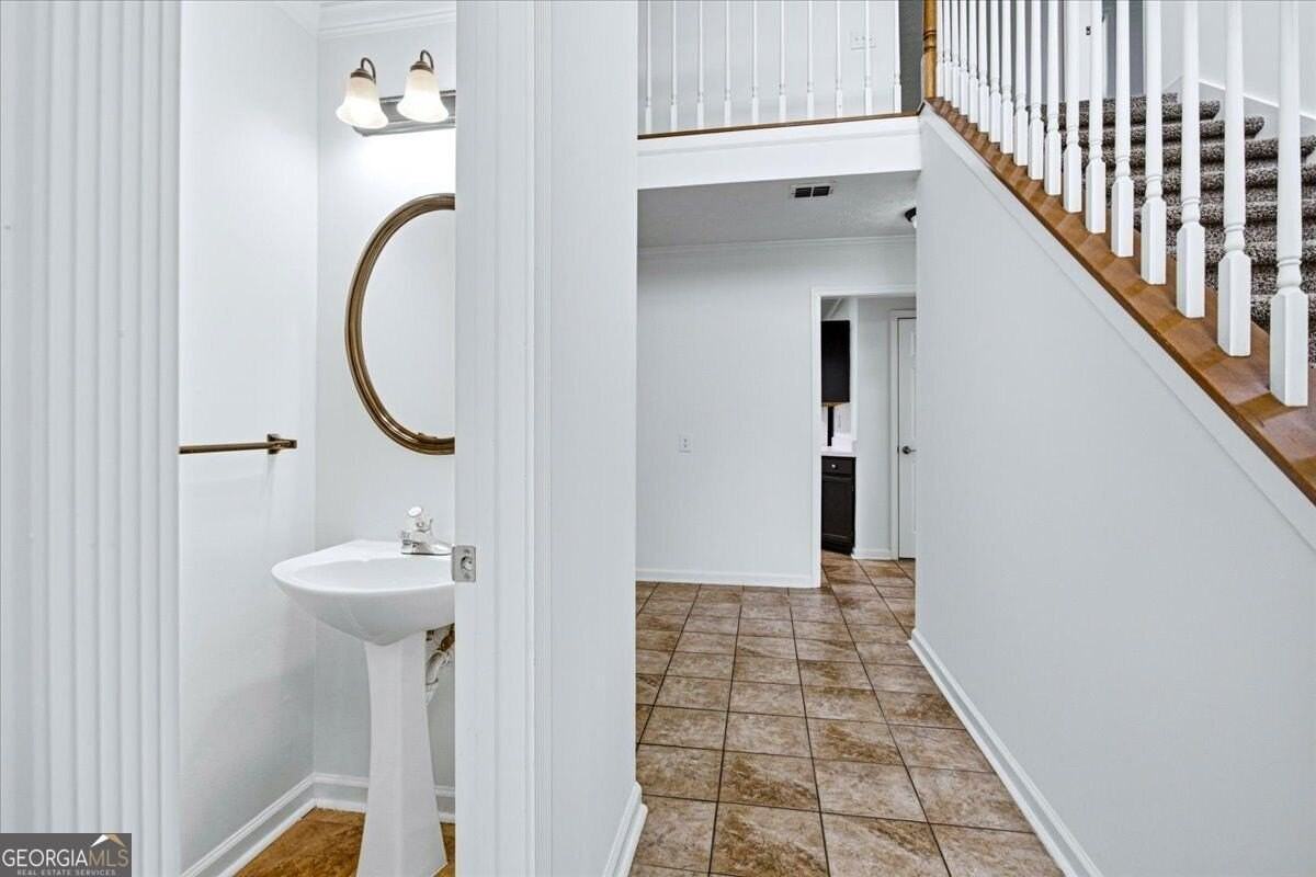 640 Suwanee Lakes Cir - Photo 4 of 27