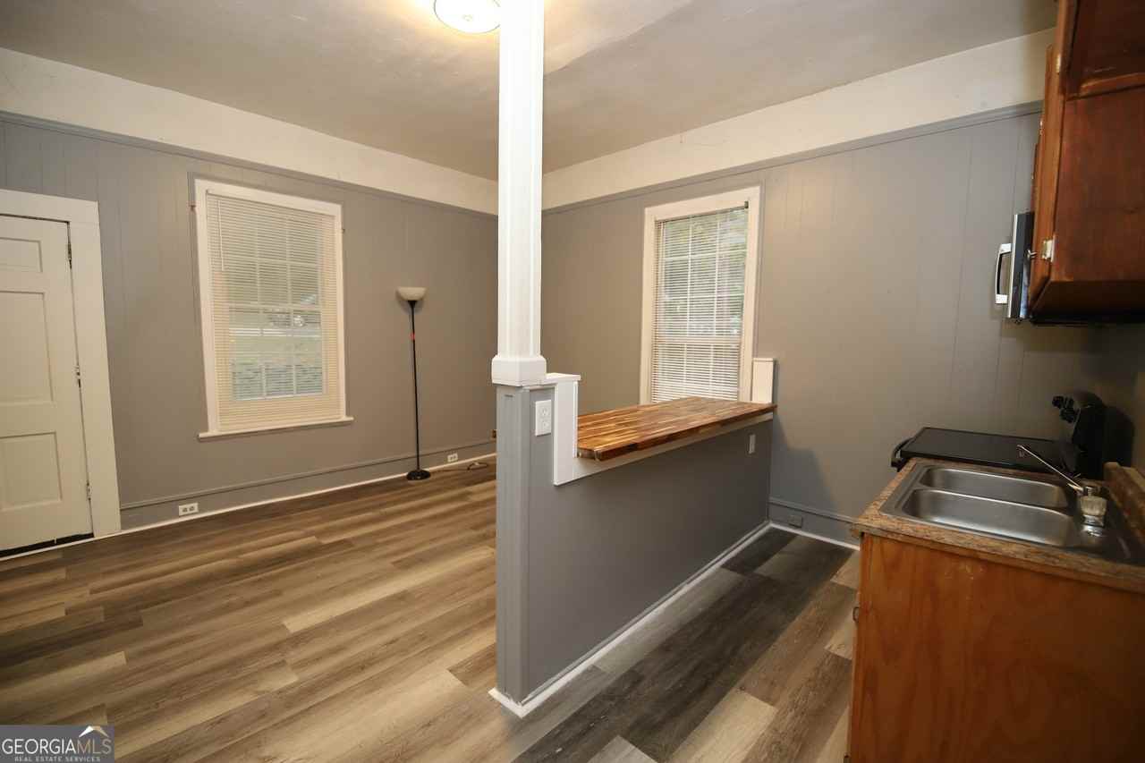 902 Juniper St - Photo 2 of 11
