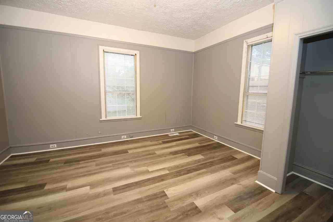 902 Juniper St - Photo 4 of 11