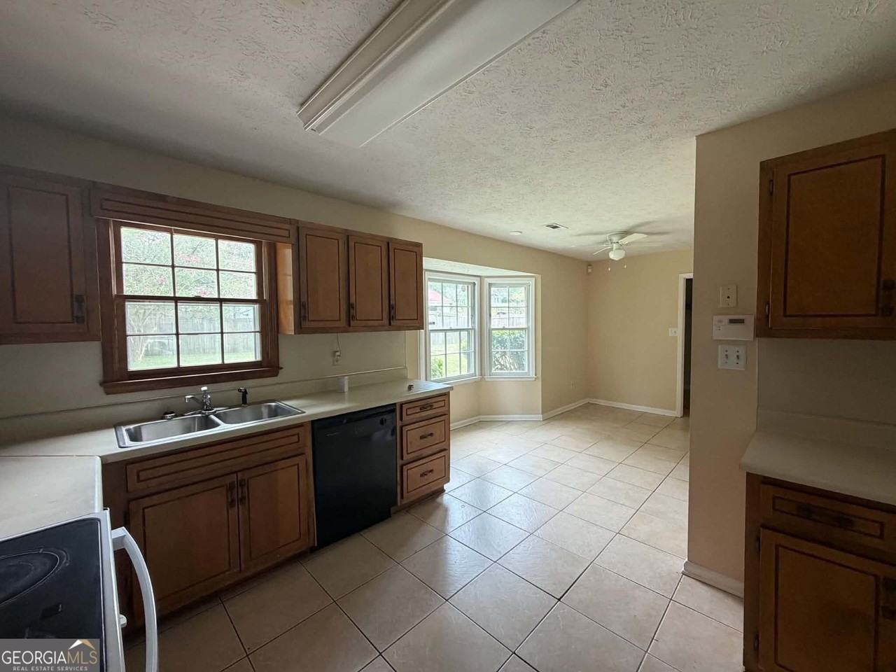 7021 Whitfield Dr - Photo 5 of 16