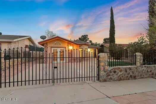 12052 Bellows Ct - Photo 4 of 31