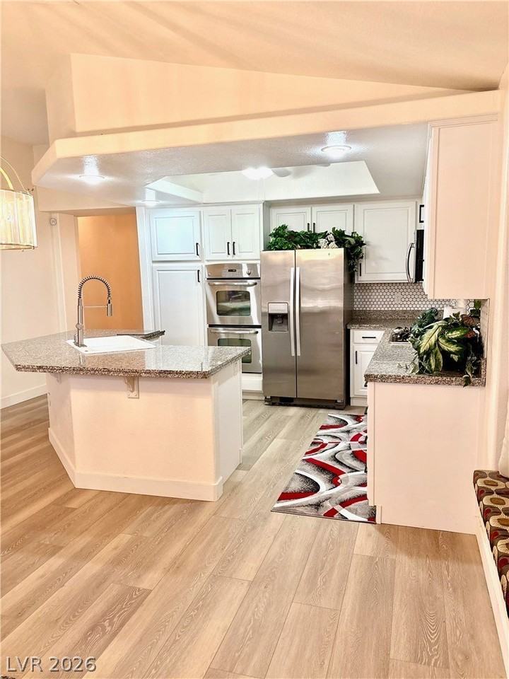 9040 Dove River Rd - Photo 5 of 22