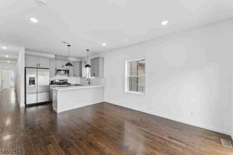914 Bergen St #1 - Photo 4 of 12
