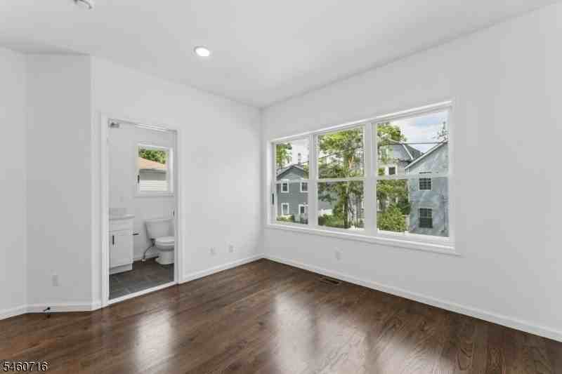 914 Bergen St #1 - Photo 7 of 12