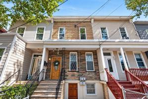 featured image of 112 Waverly St