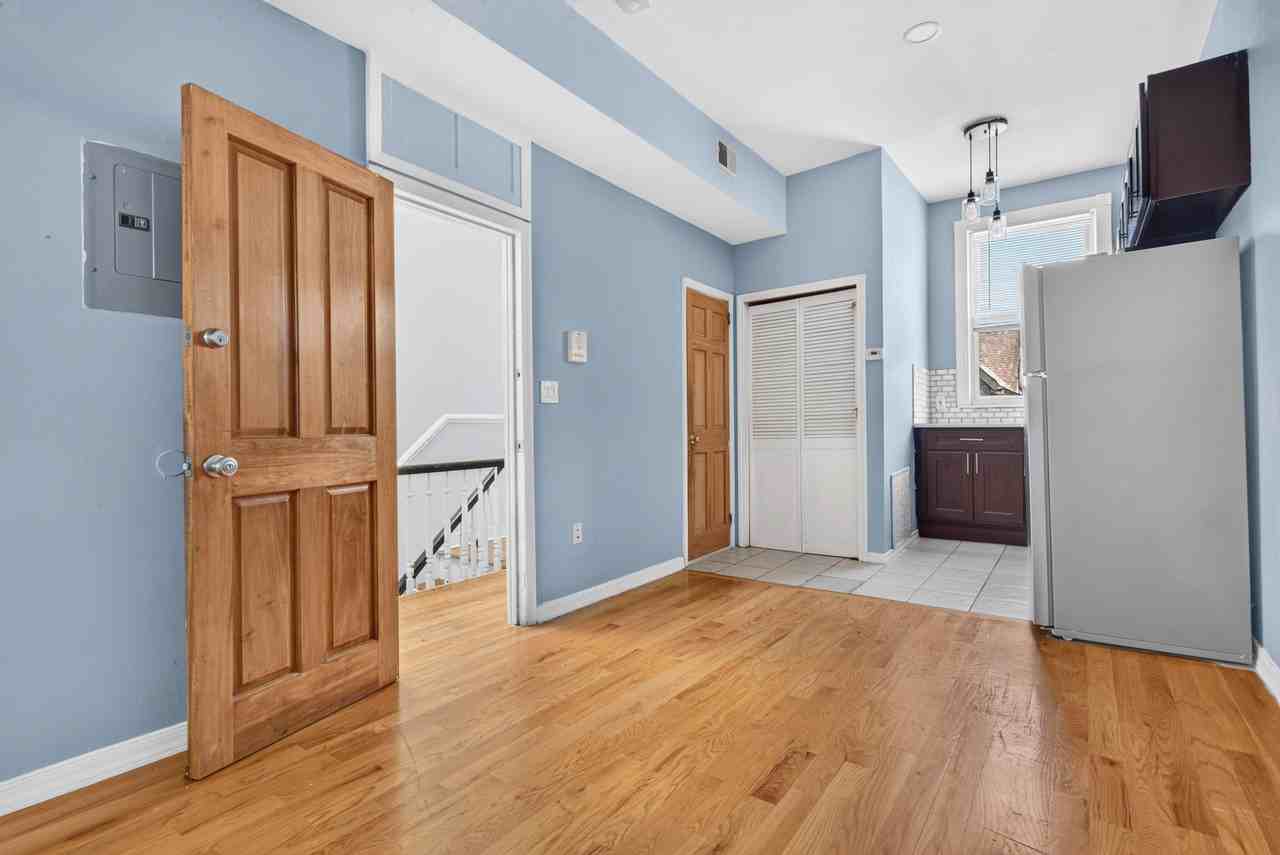 112 Waverly St - Photo 3 of 15