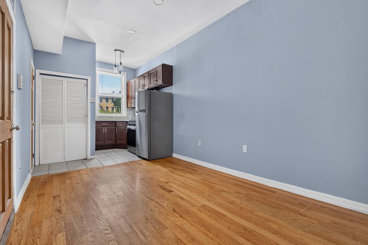 112 Waverly St - Photo 4 of 15