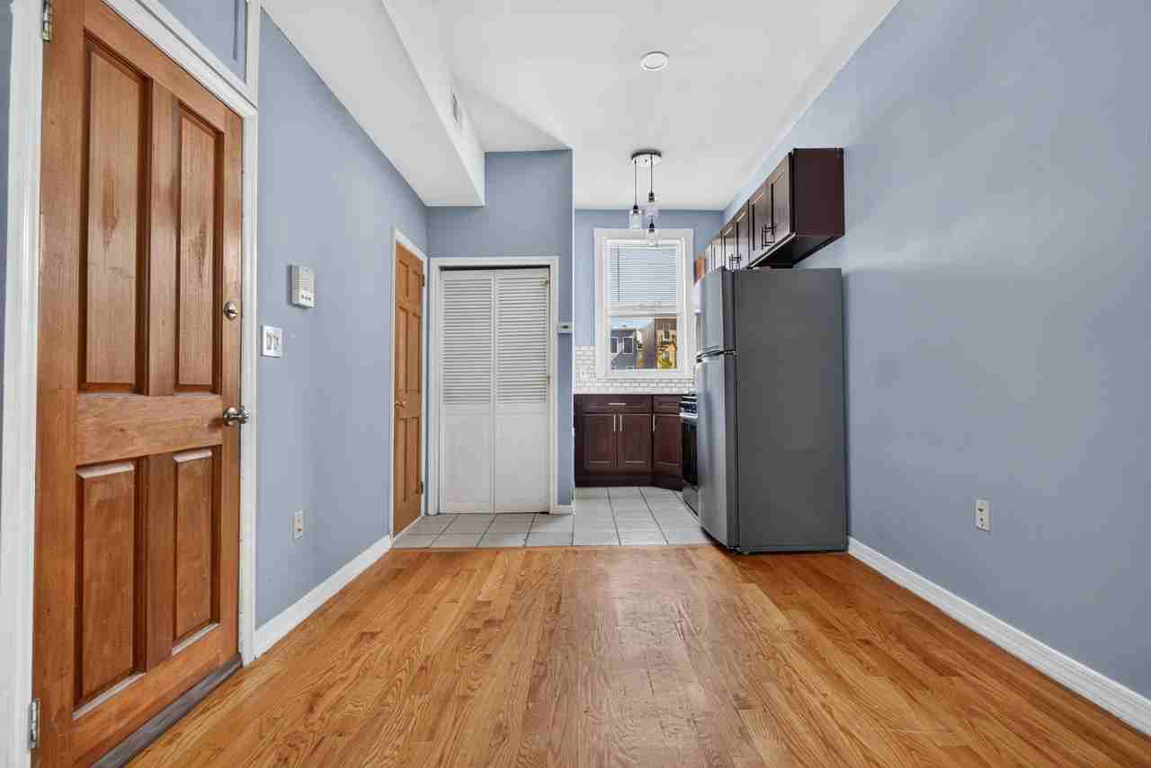 112 Waverly St - Photo 5 of 15
