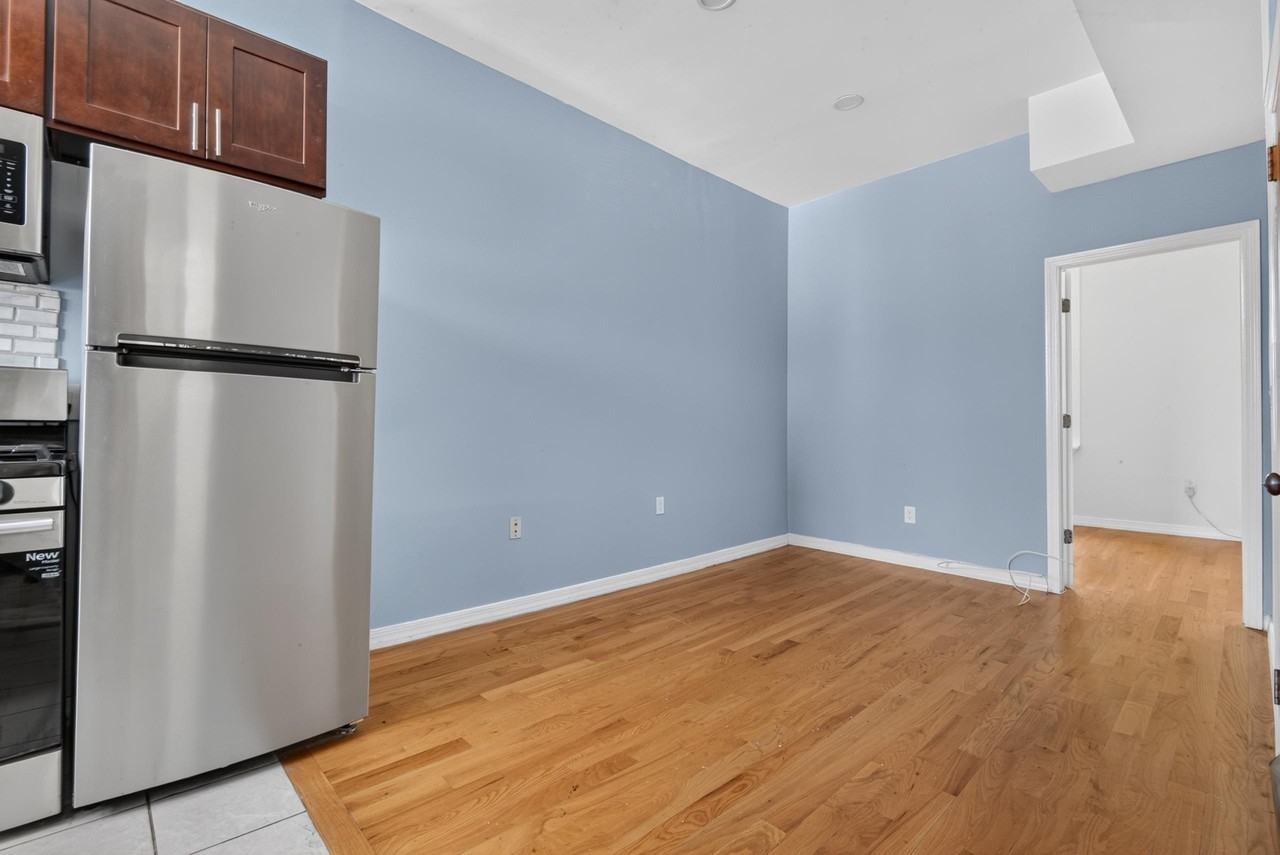 112 Waverly St - Photo 6 of 15