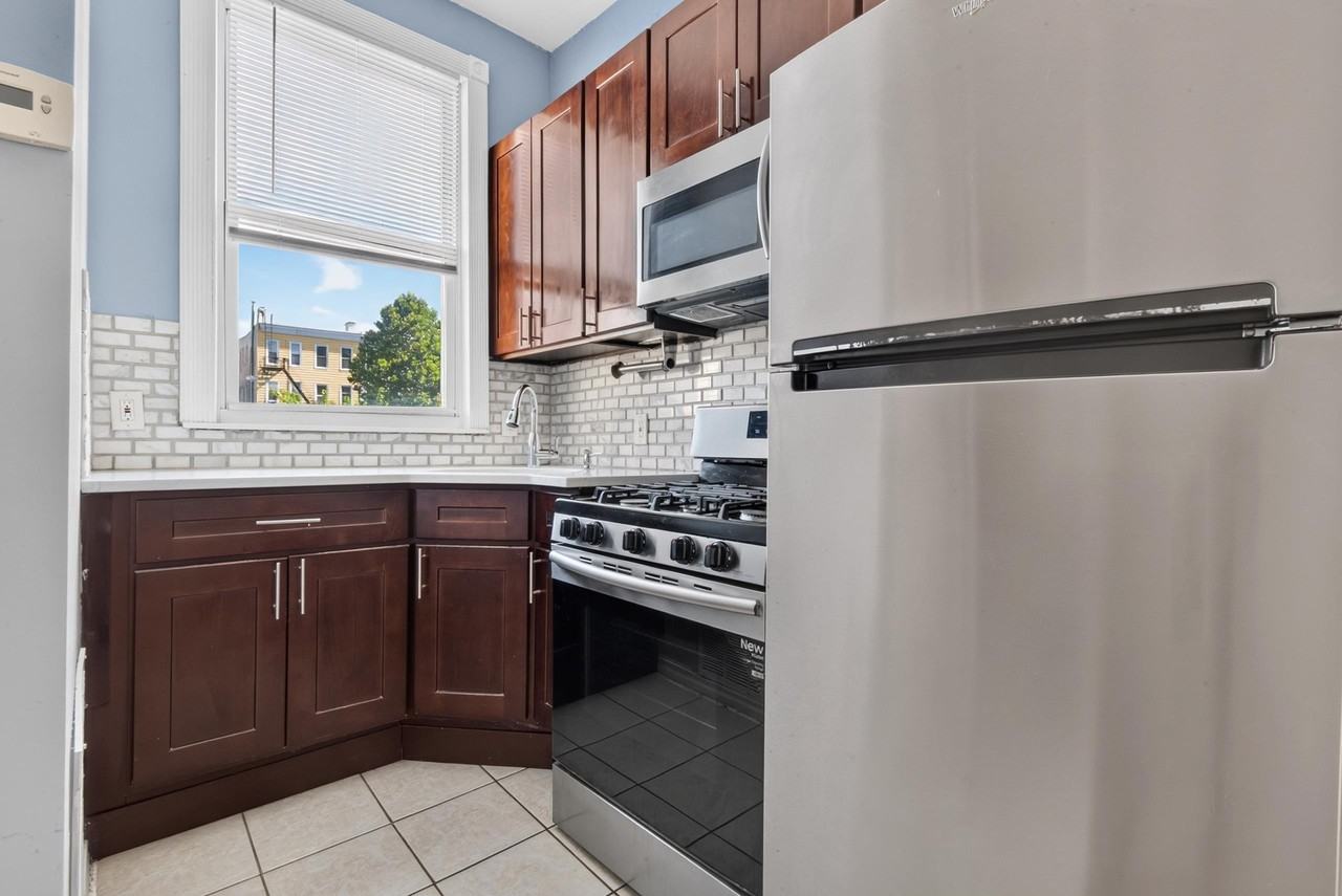 112 Waverly St - Photo 7 of 15