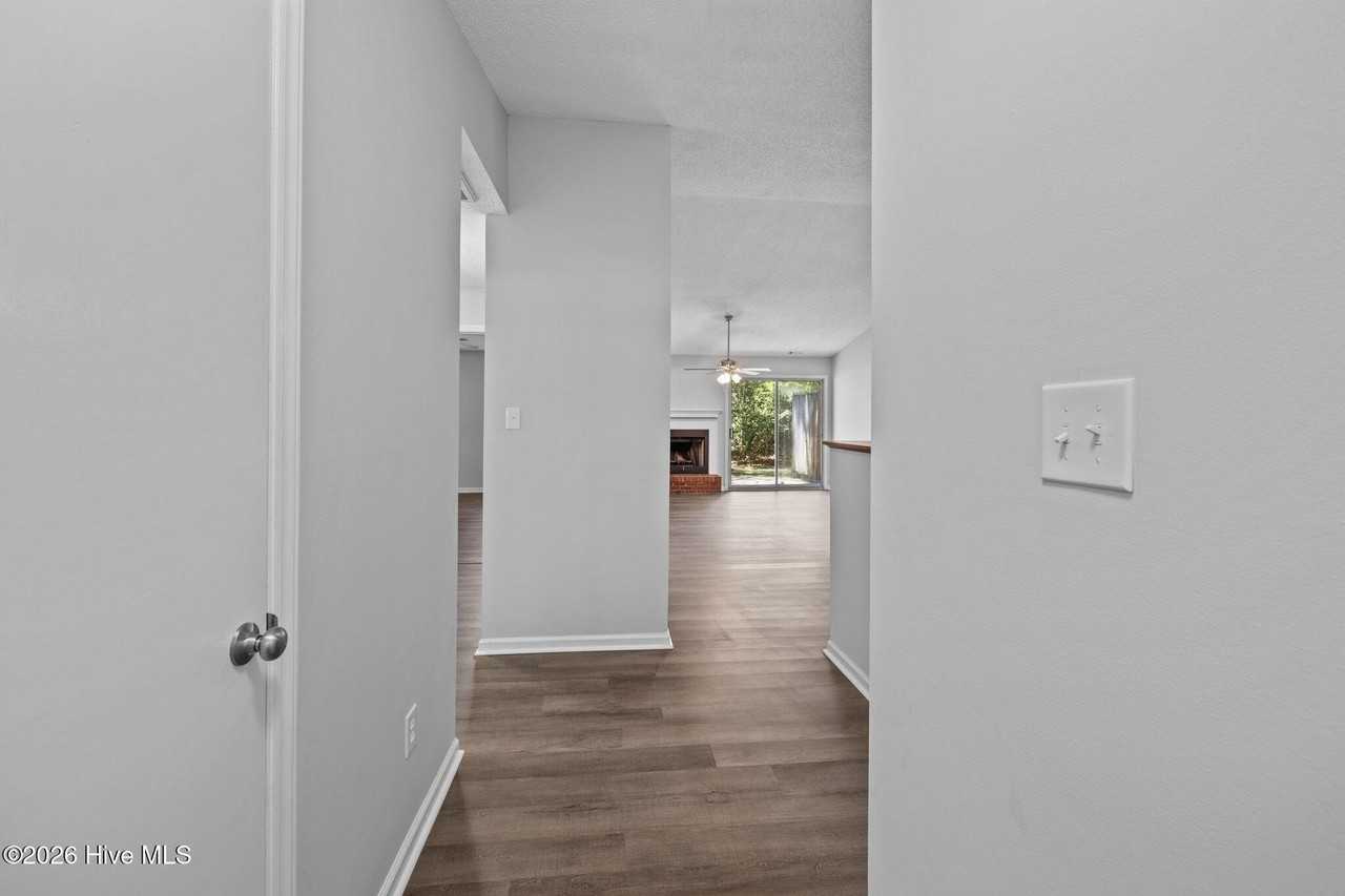 1501 Fairfax Ln - Photo 4 of 22