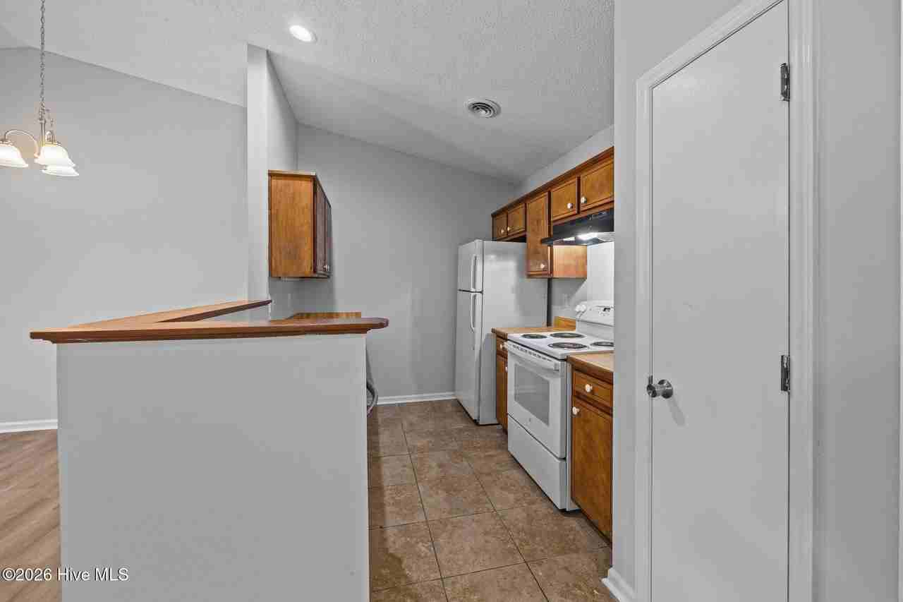 1501 Fairfax Ln - Photo 5 of 22