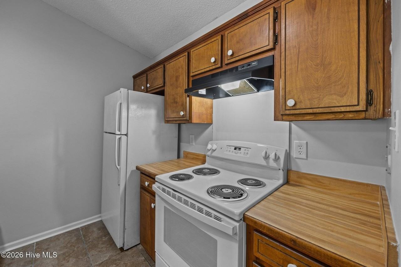 1501 Fairfax Ln - Photo 6 of 22