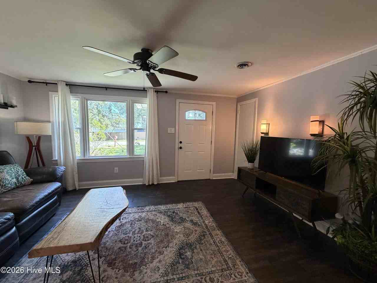 244 Leonard St - Photo 3 of 11