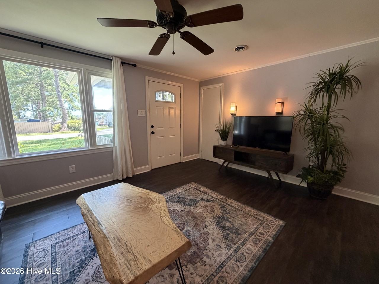 244 Leonard St - Photo 4 of 11