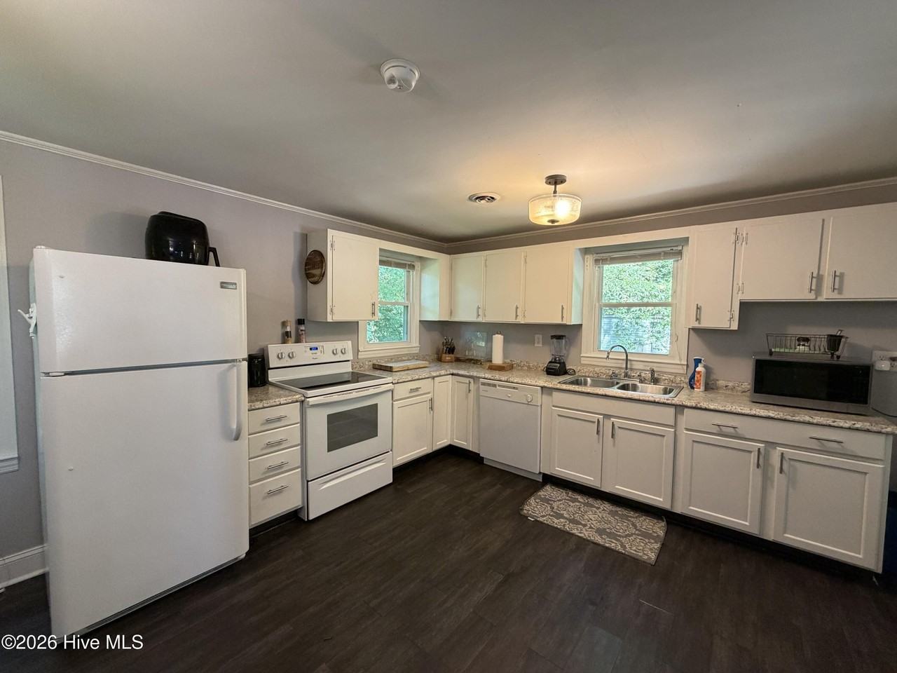 244 Leonard St - Photo 7 of 11