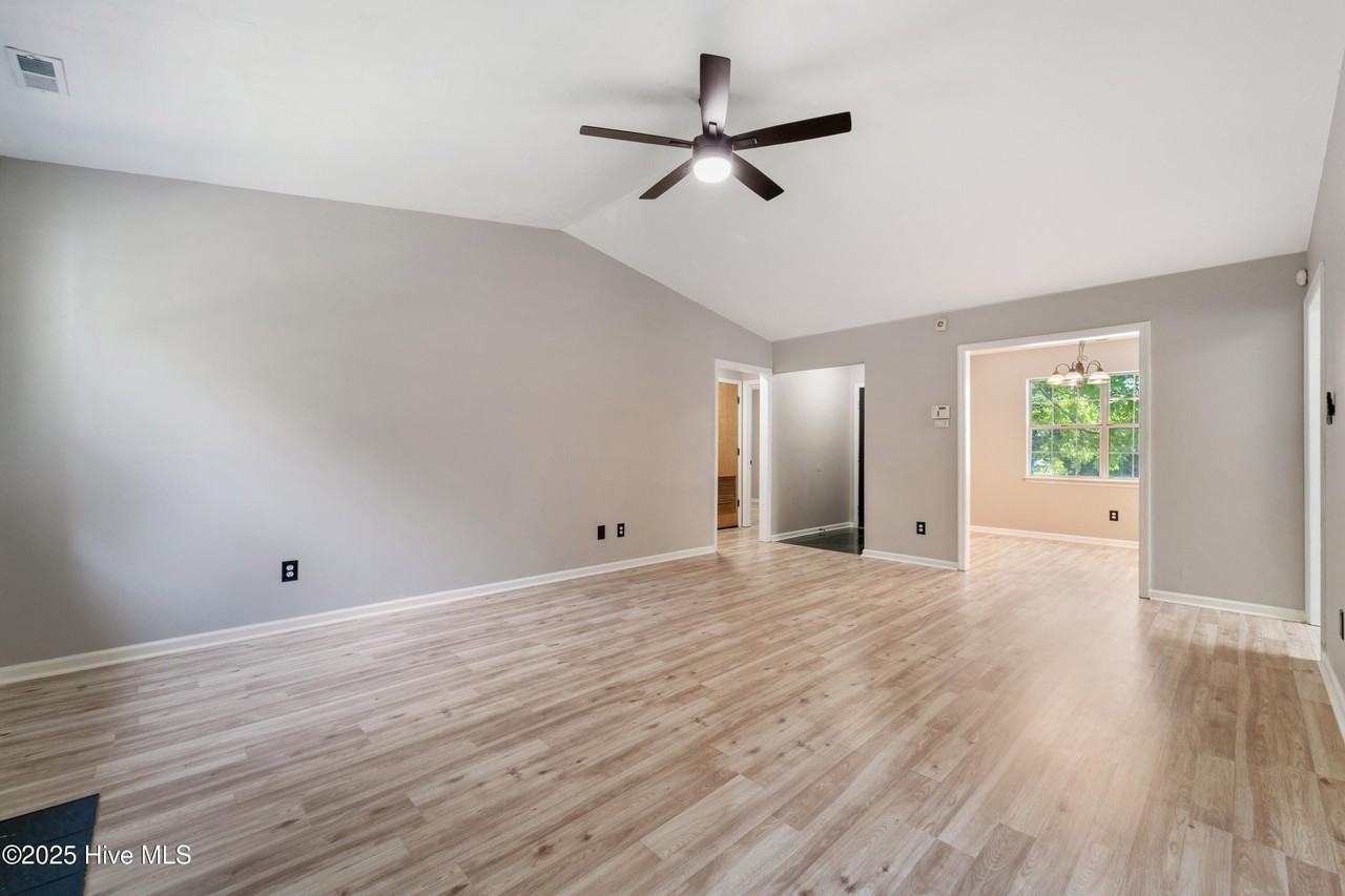 3043 Foxhorn Rd - Photo 5 of 20