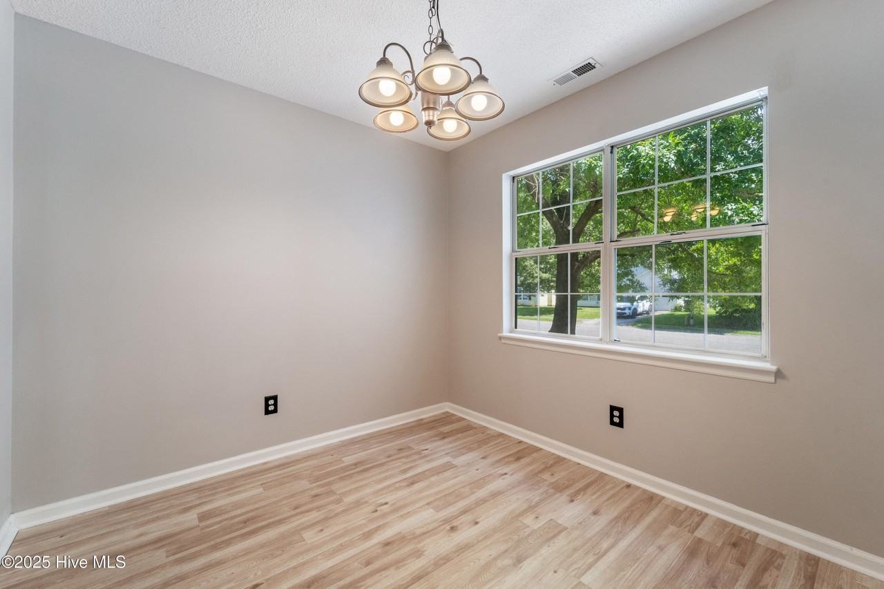 3043 Foxhorn Rd - Photo 6 of 20