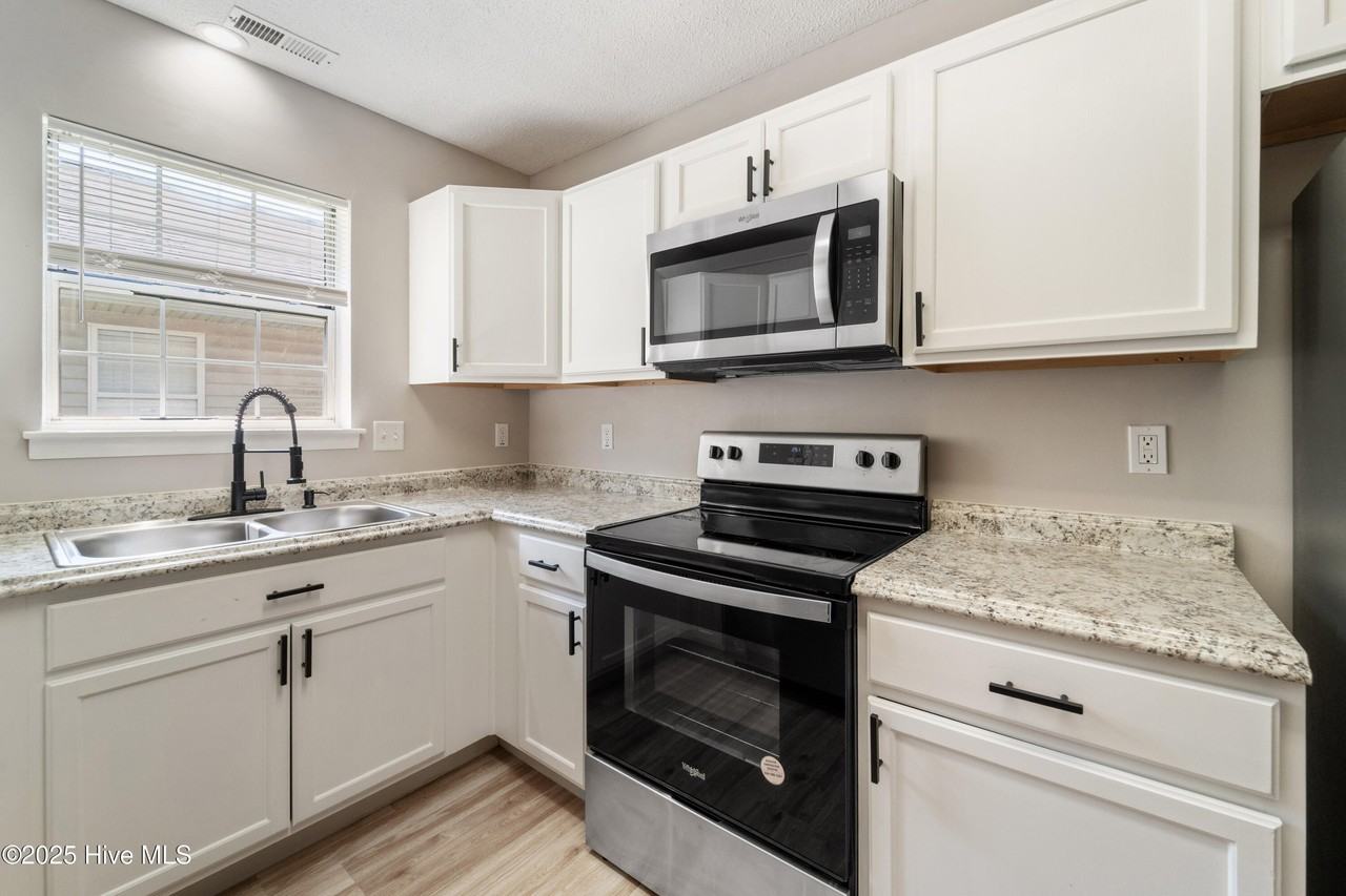 3043 Foxhorn Rd - Photo 7 of 20
