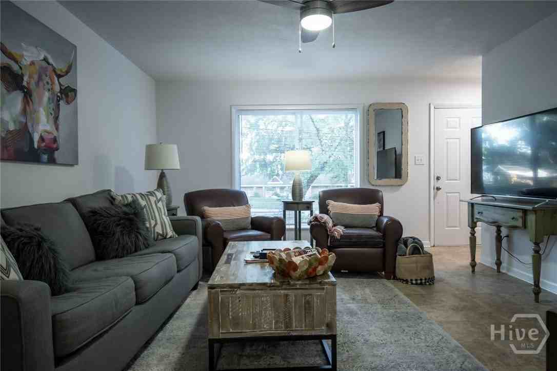 880 College Ave - Photo 4 of 31