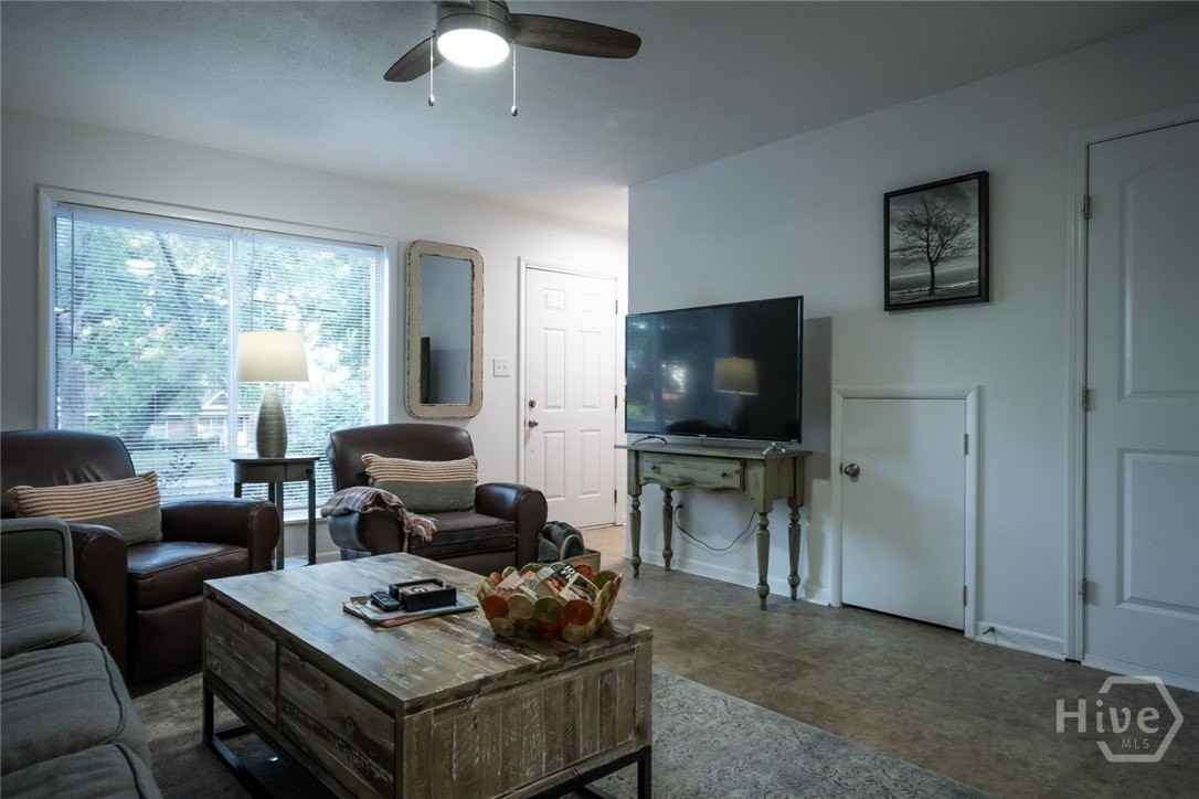 880 College Ave - Photo 5 of 31